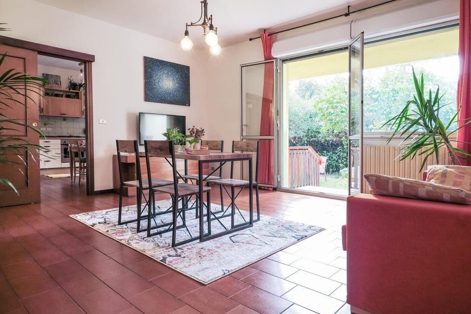 TV and multimedia, Living room, Seating area, Dining area