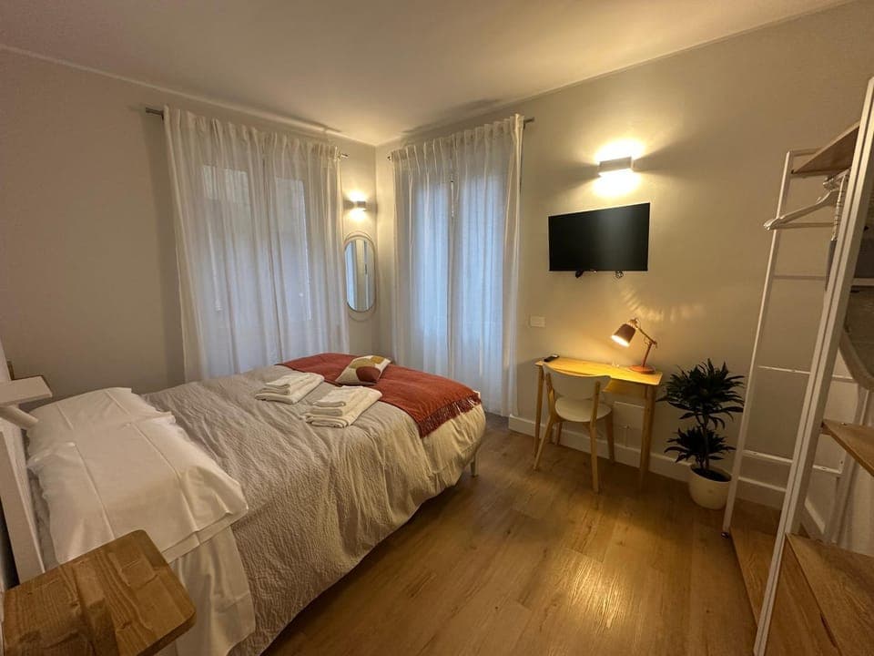 Bed, TV and multimedia, Photo of the whole room, Bedroom, towels