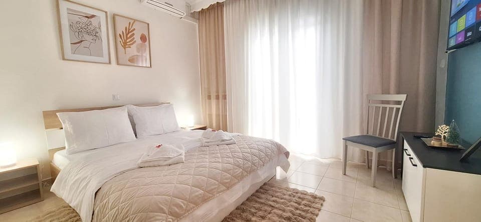 Bed, TV and multimedia, Photo of the whole room, Bedroom