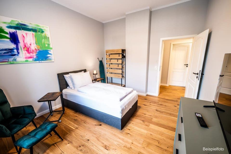 Bed, Photo of the whole room, Seating area, Bedroom, wardrobe