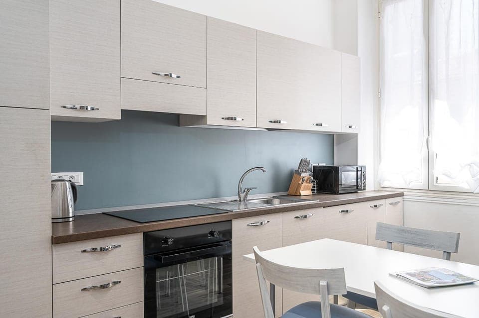 Kitchen or kitchenette, Dining area, oven, kitchen