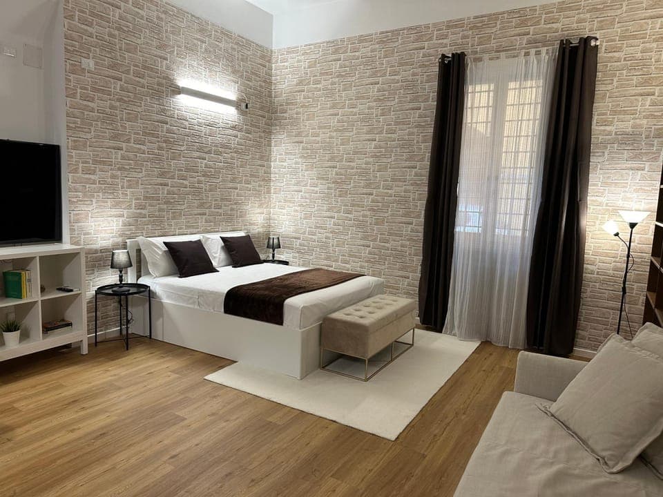 Bed, TV and multimedia, Living room, Photo of the whole room, Seating area, Bedroom