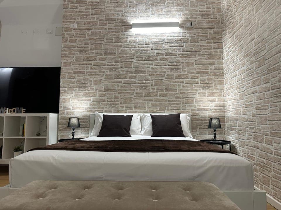 Bed, TV and multimedia, Photo of the whole room, Bedroom