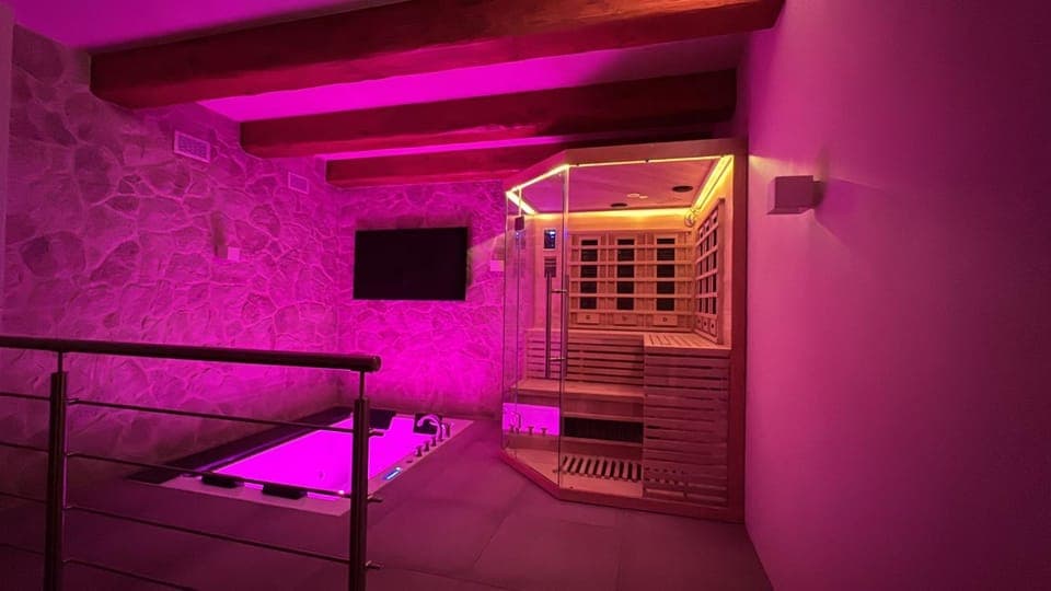 Hot Tub, Sauna, Photo of the whole room, Bedroom