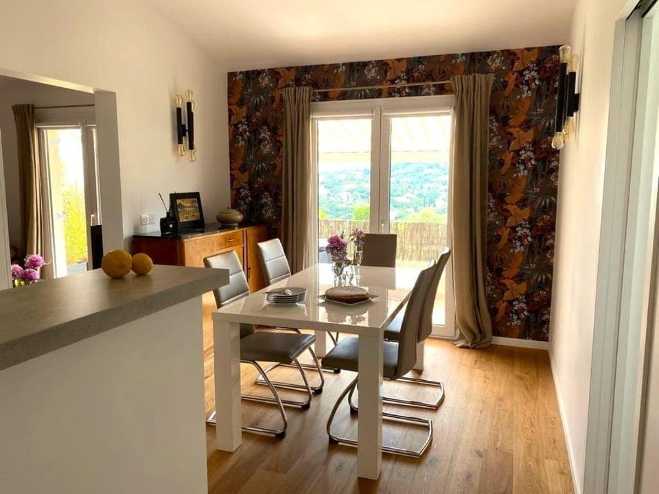 Living room, Seating area, Dining area