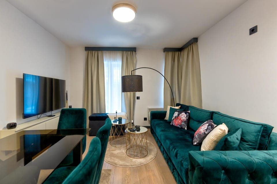 TV and multimedia, Living room, Evening entertainment