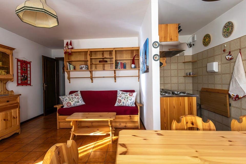 Kitchen or kitchenette, Living room, Seating area, Dining area