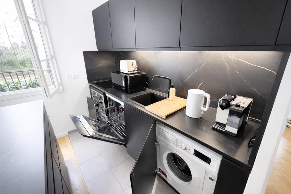 Coffee/tea facilities, dishwasher, microwave, oven, stove, toaster, washing machine, kitchen