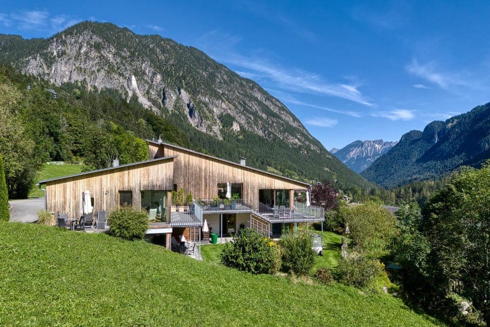 Property building, Facade/entrance, Spring, Off site, Day, Natural landscape, Garden, Garden view, Mountain view