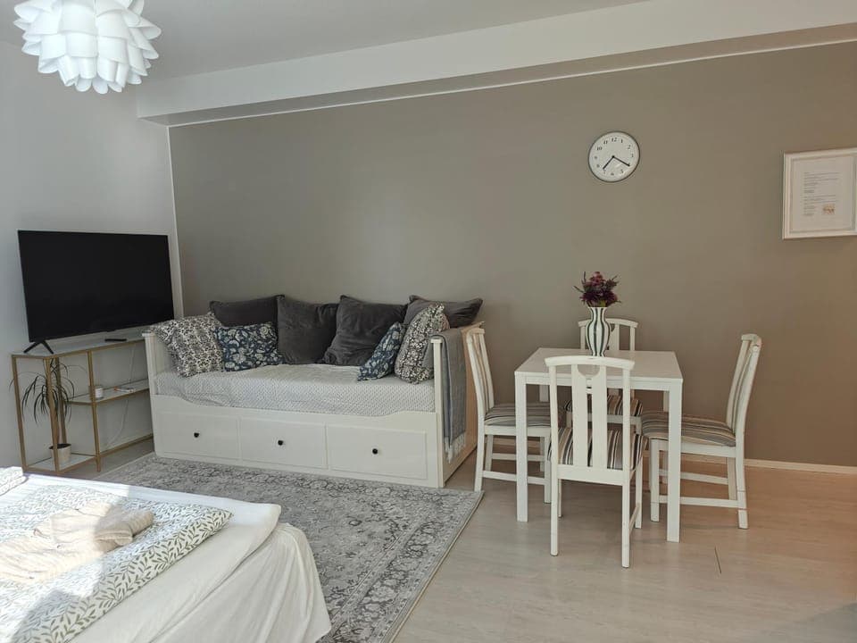 Bed, TV and multimedia, Dining area, Bedroom, furniture, towels