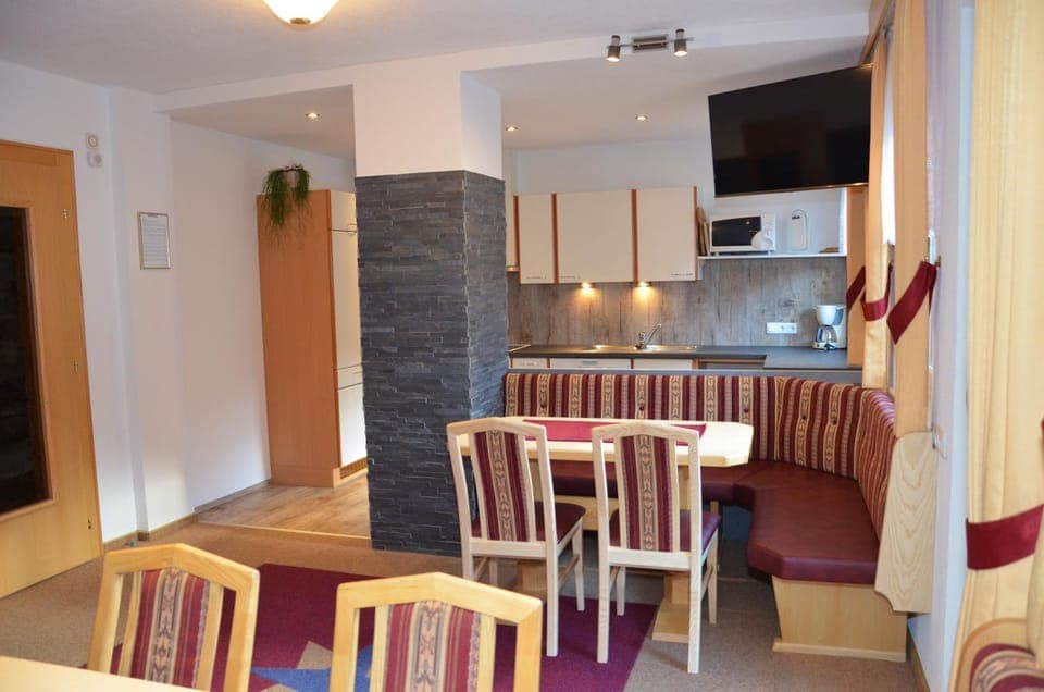 Kitchen or kitchenette, Seating area, Dining area