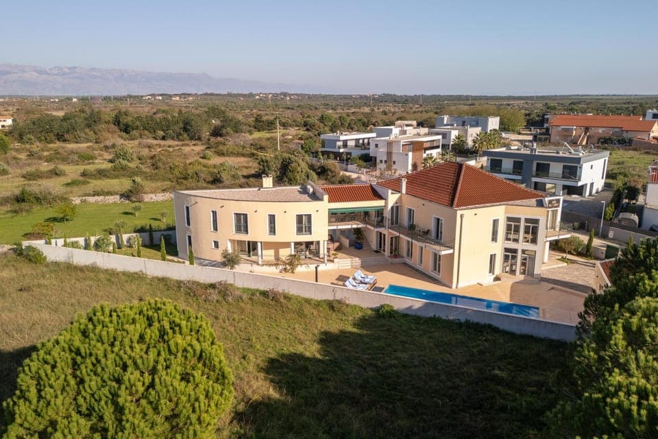 Property building, Day, Swimming pool