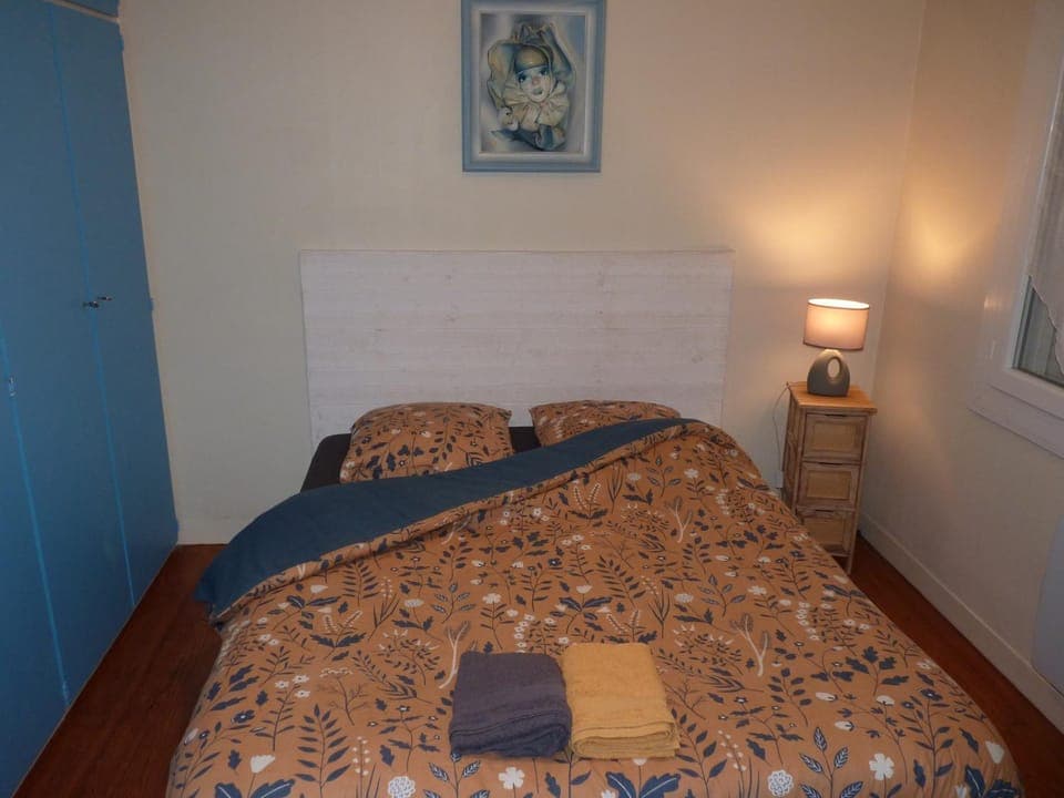 Bed, Bedroom, towels