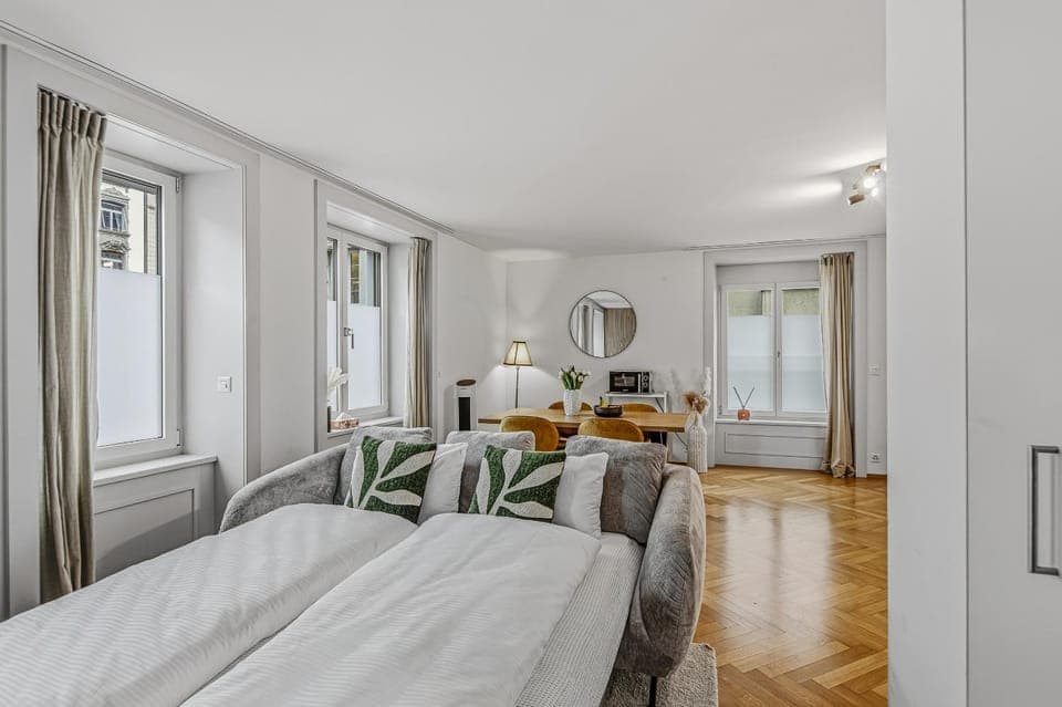 Bed, Living room, Seating area, Bedroom