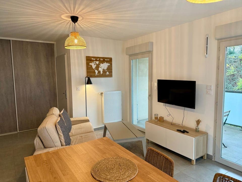 TV and multimedia, Living room, Seating area, heating, internet