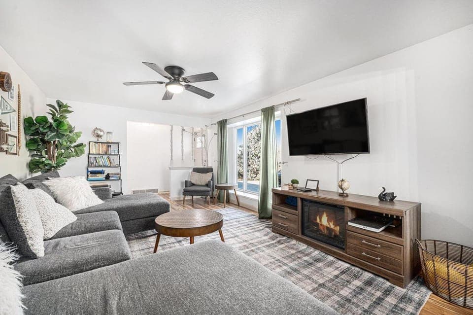Game Room House with Hot Tub Near Red Rocks House in Applewood