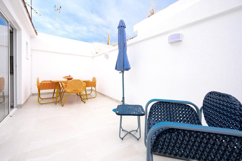 Patio, Day, Dining area, internet, internet