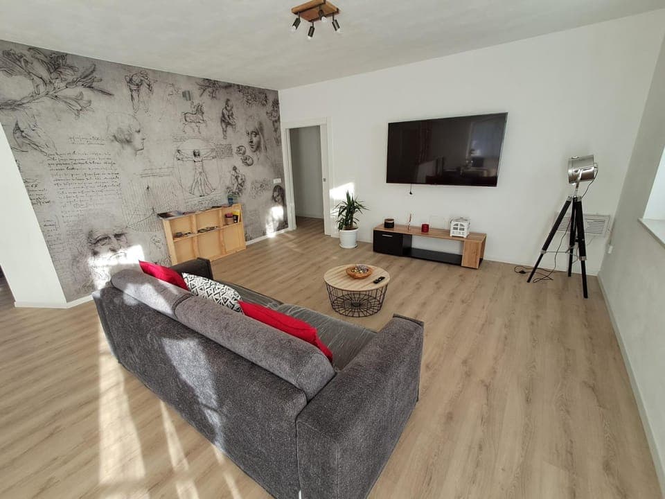 Communal lounge/ TV room, TV and multimedia, Living room, Seating area, Evening entertainment