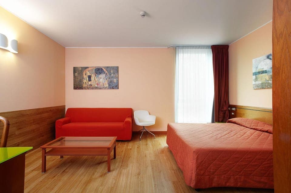 Photo of the whole room, Bedroom