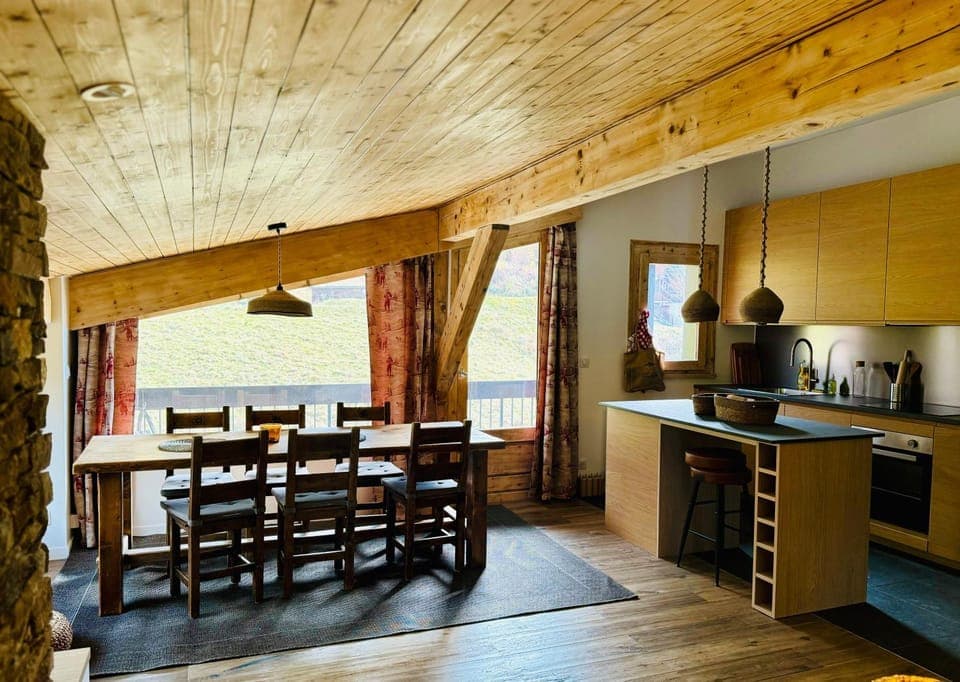 Kitchen or kitchenette, Dining area