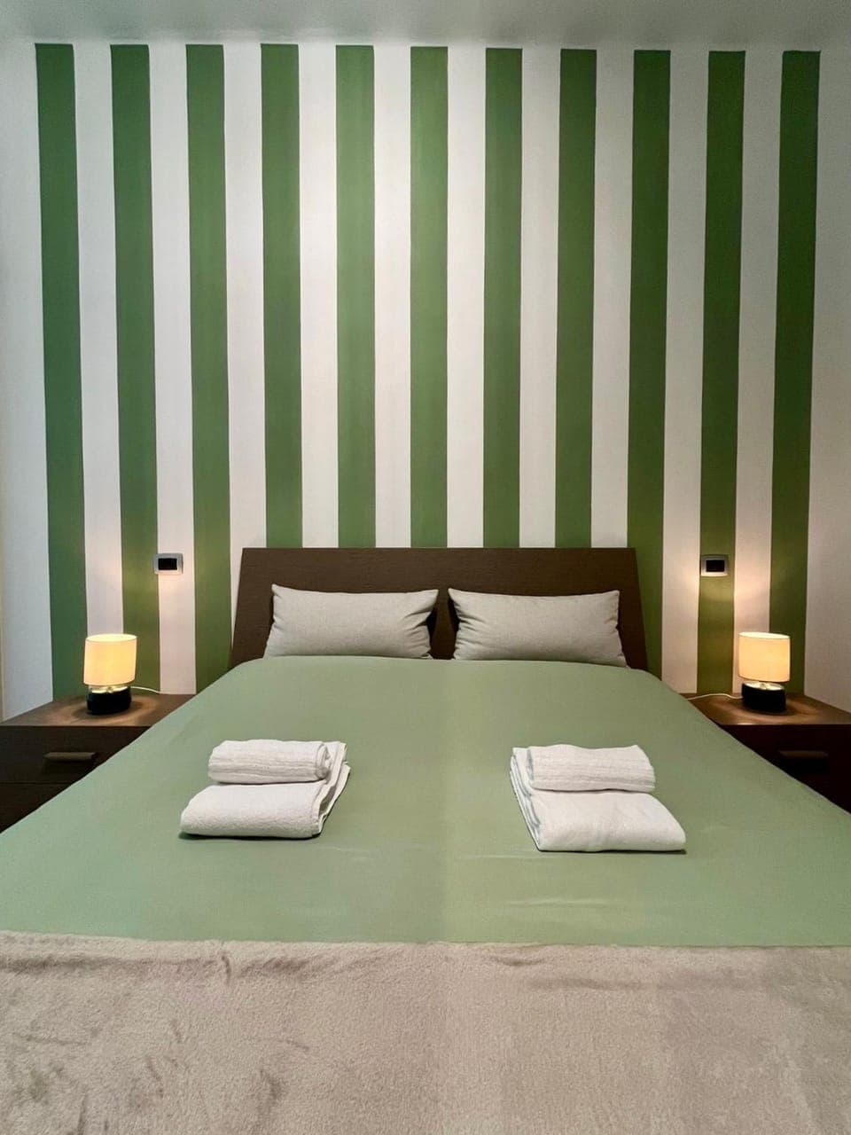 Bed, Bedroom, towels