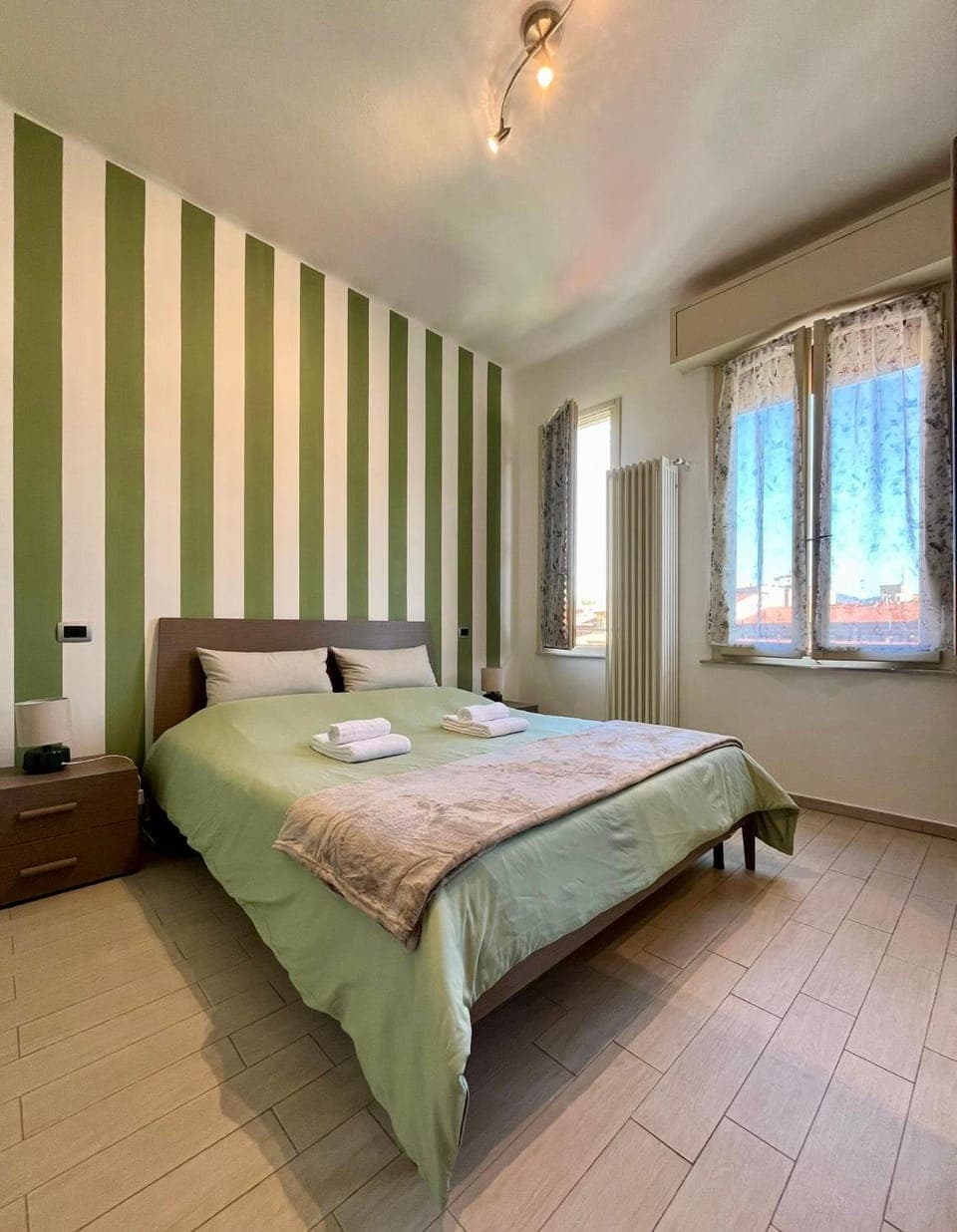 Bed, Photo of the whole room, Bedroom, towels