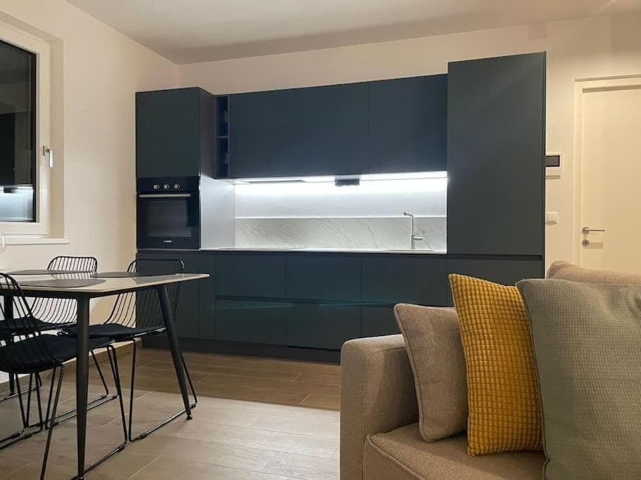 Kitchen or kitchenette, Dining area