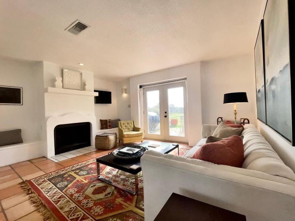 Communal lounge/ TV room, TV and multimedia, Living room, Seating area, Evening entertainment