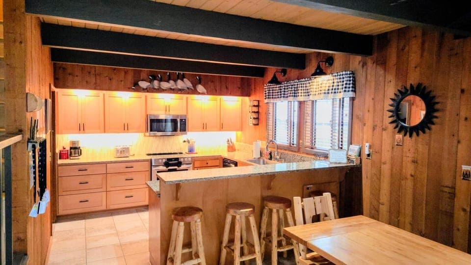 Bear Cabin - 5min walk to village & 12 SHARC passes Cabin in Sunriver