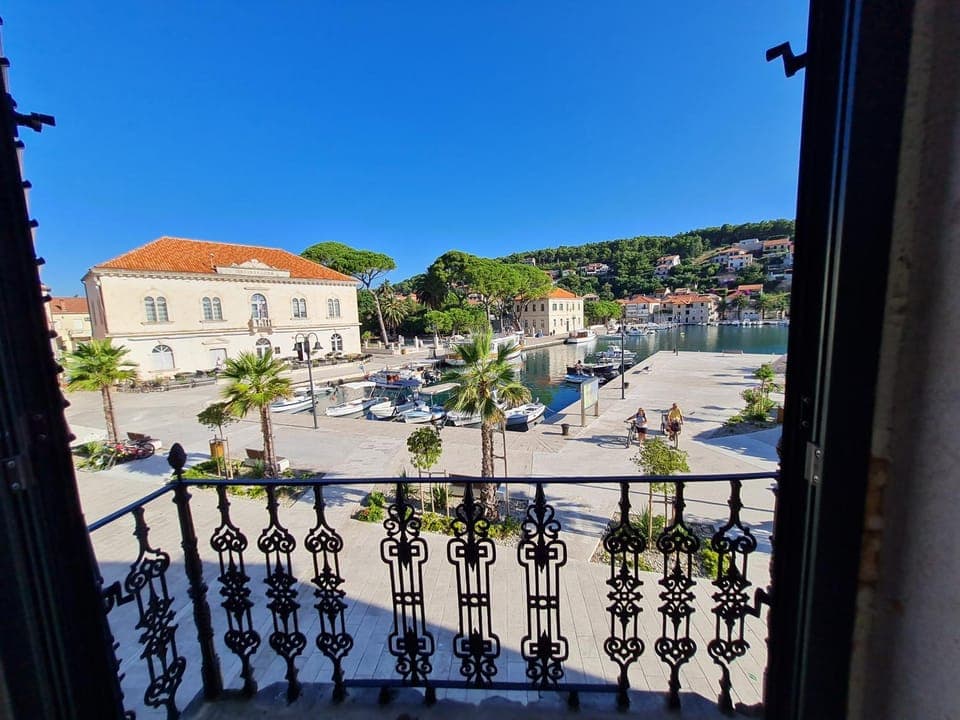 Nearby landmark, Day, Neighbourhood, Natural landscape, City view, Sea view, Street view