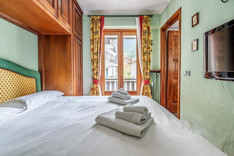 Bed, TV and multimedia, Photo of the whole room, Bedroom, towels, wardrobe