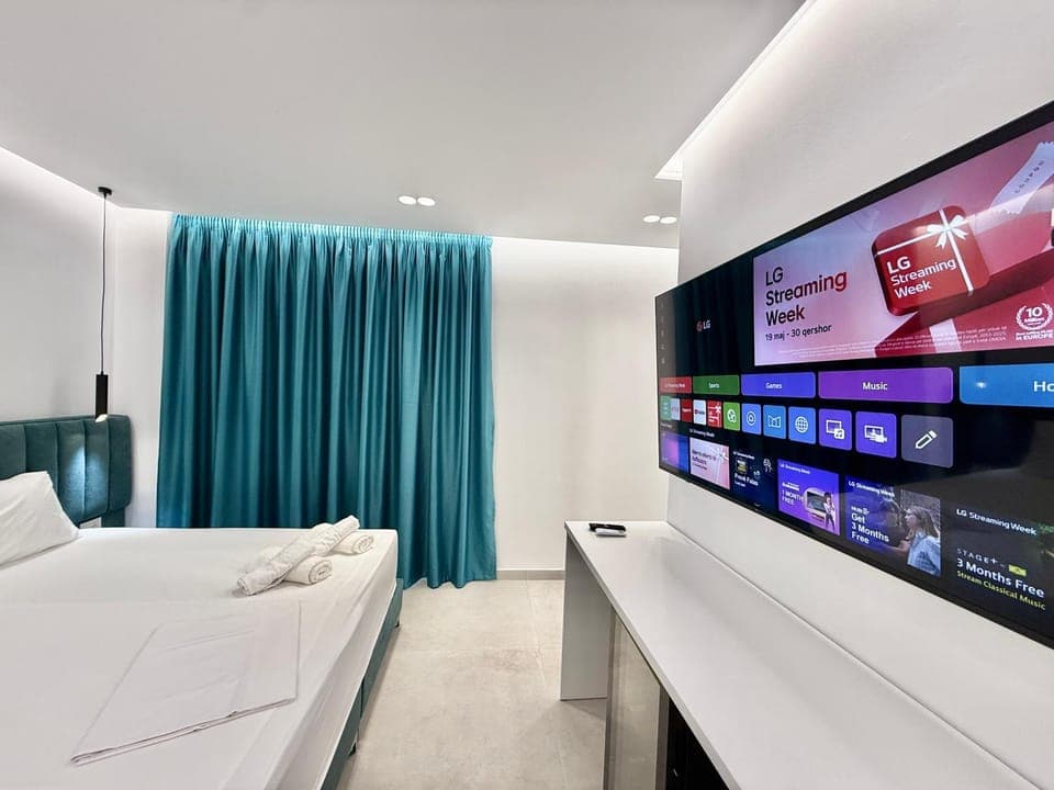 Communal lounge/ TV room, Bed, TV and multimedia, Photo of the whole room, Evening entertainment, Bedroom