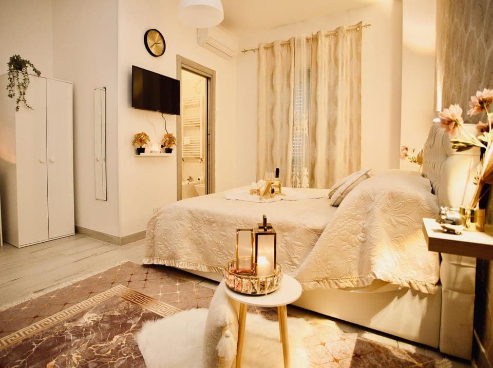 Bathroom, TV and multimedia, Photo of the whole room, Bedroom