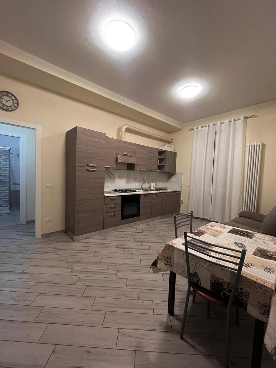 Kitchen or kitchenette, Dining area, oven, stove
