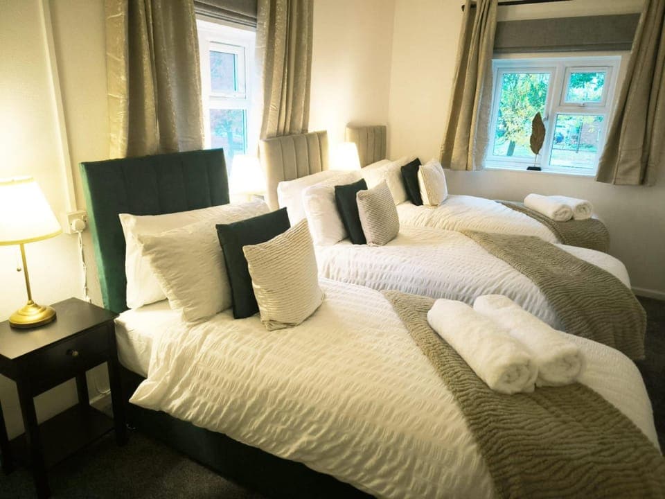 Bed, Bedroom, towels