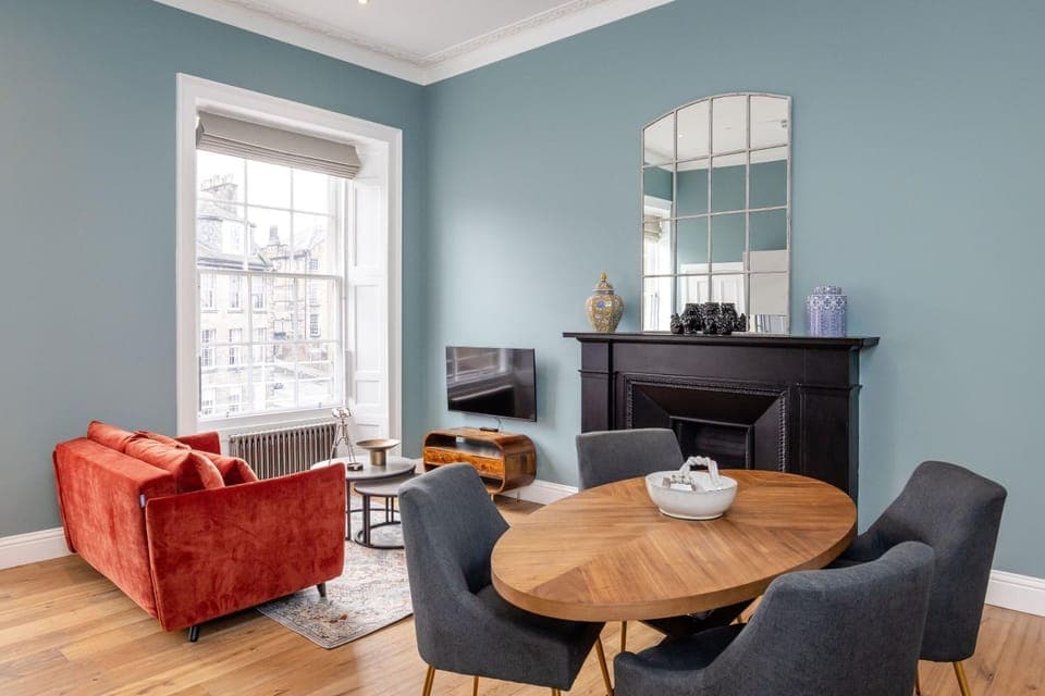 TV and multimedia, Living room, Seating area, Dining area