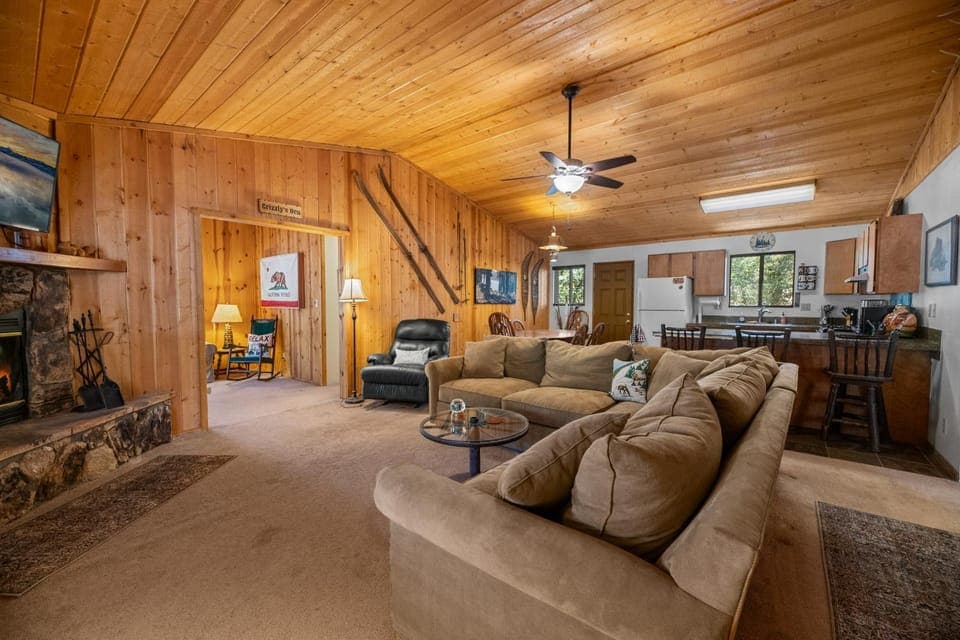 TV and multimedia, Living room, Seating area, fireplace