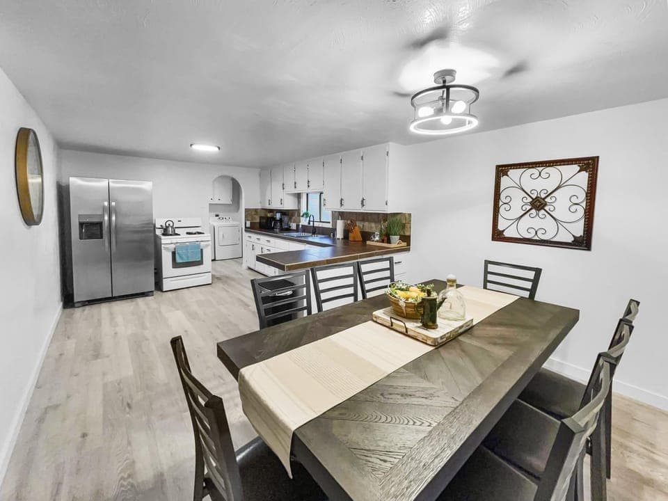 Kitchen or kitchenette, Dining area