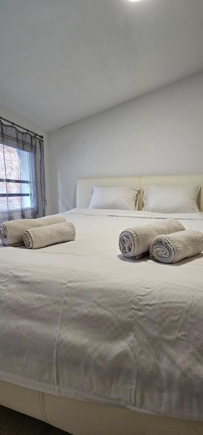 Bed, Bedroom, towels