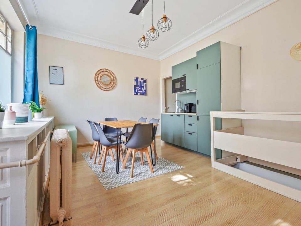 Kitchen or kitchenette, Dining area