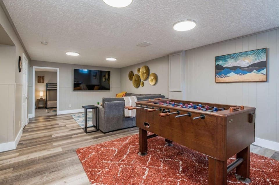 Spacious home w hot tub & fire pit House in Thornton