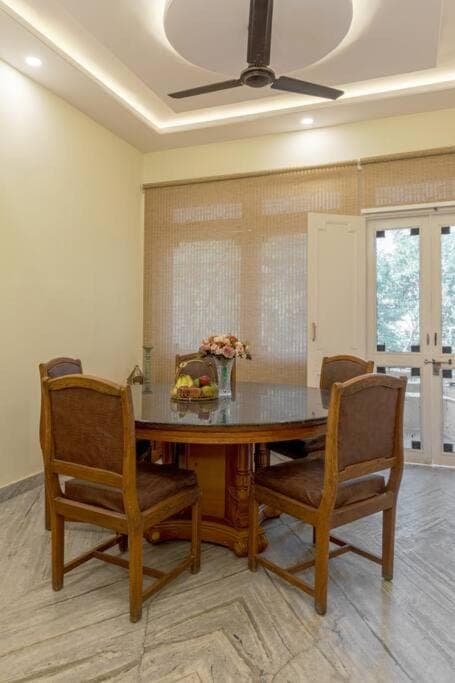 Seating area, Dining area