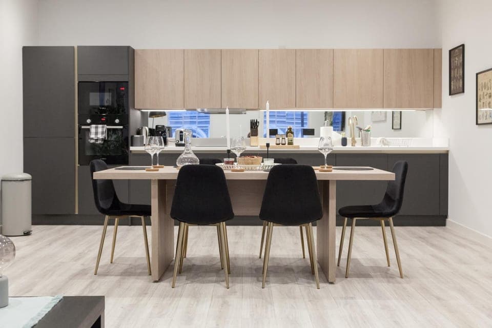 Coffee/tea facilities, Kitchen or kitchenette, Seating area, Dining area, oven, stove