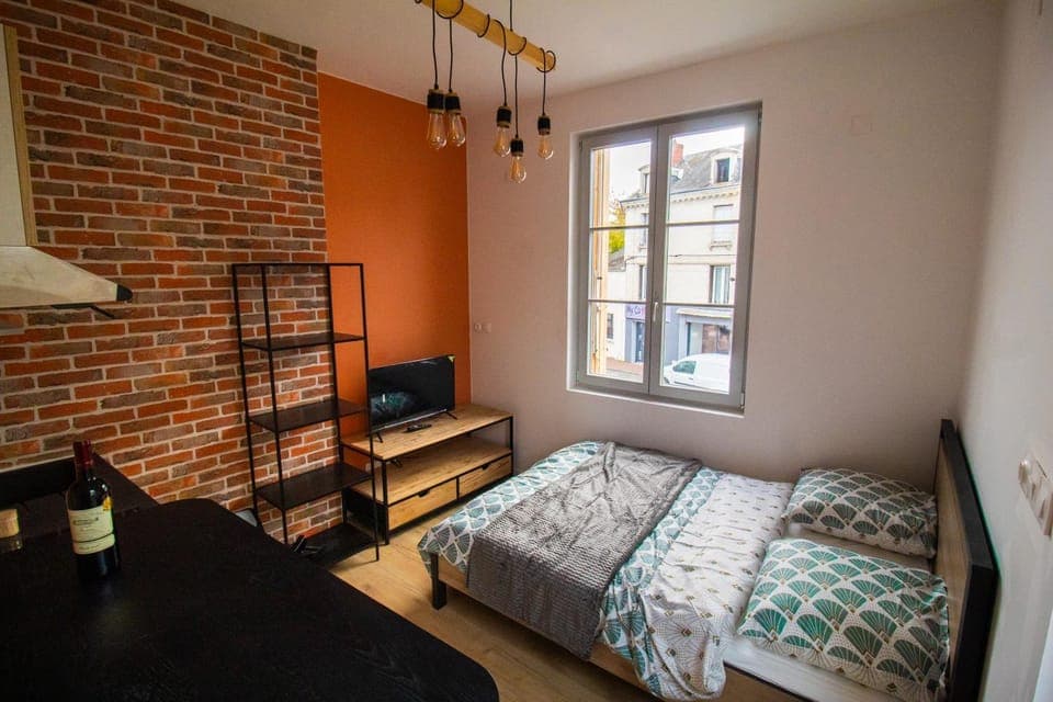 Bed, TV and multimedia, Photo of the whole room, Bedroom