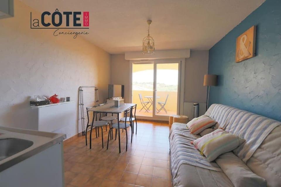 Living room, Dining area, oven