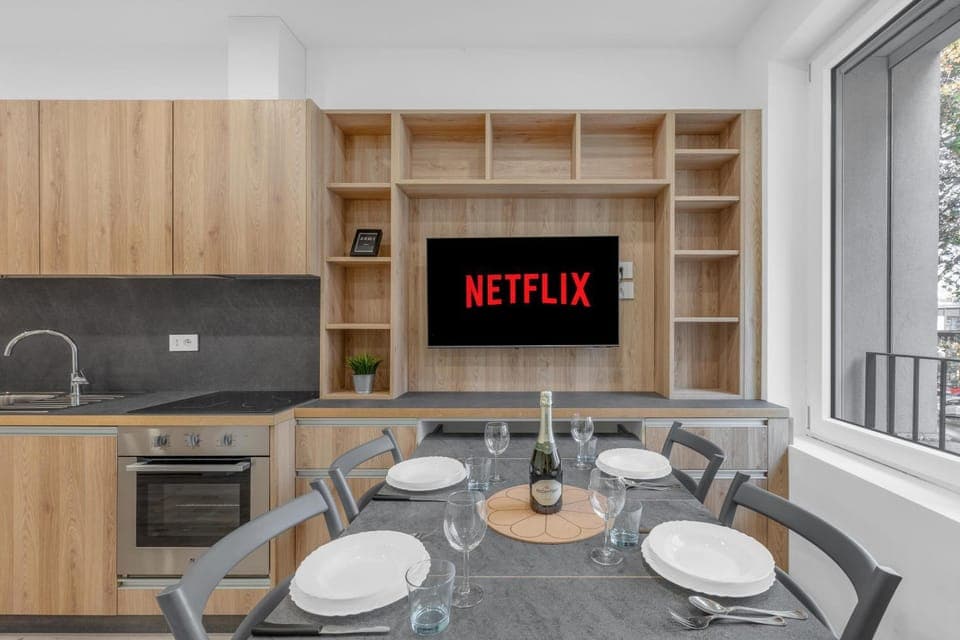 TV and multimedia, Kitchen or kitchenette, Living room, Dining area, stove