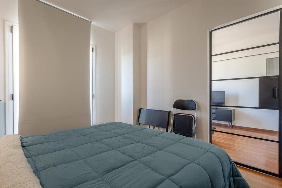 Bed, Photo of the whole room, Seating area, Bedroom, internet