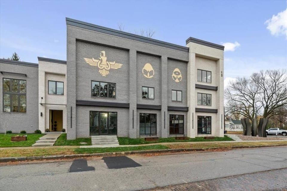 Spring at The Golden Goose including King Bed, Parking, Security and Laundry Apartment in Evansville