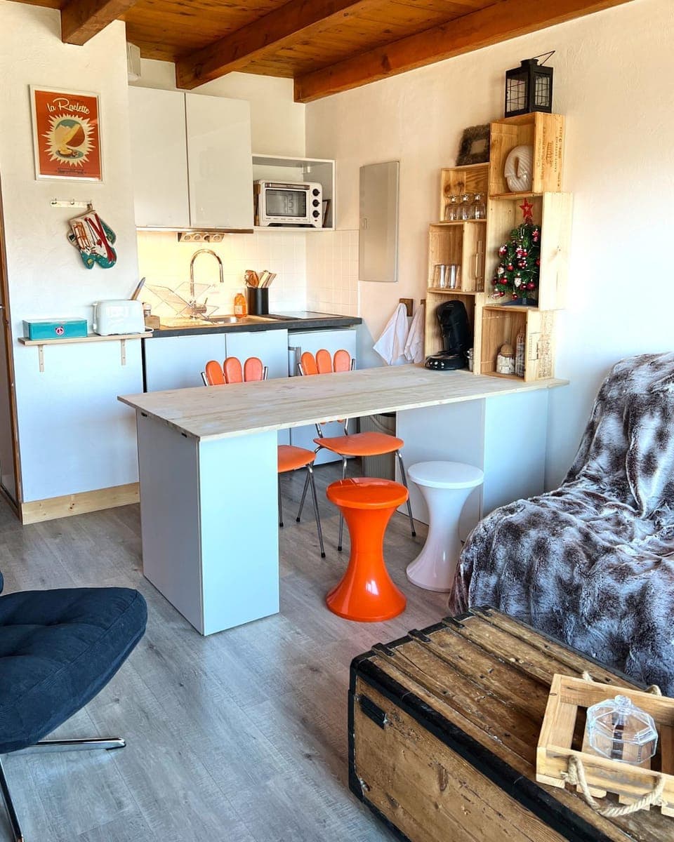 Kitchen or kitchenette, Dining area