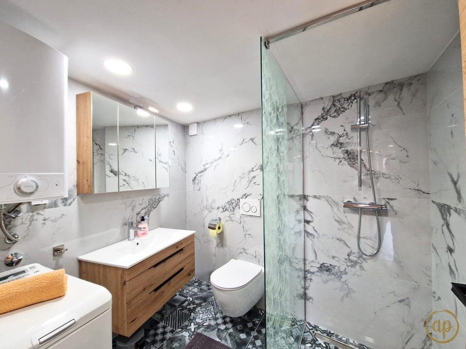 Shower, Toilet, Bathroom, towels